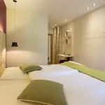 De L'hospice אורחן