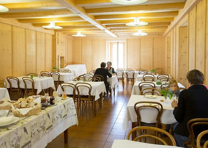 De L'hospice אורחן *